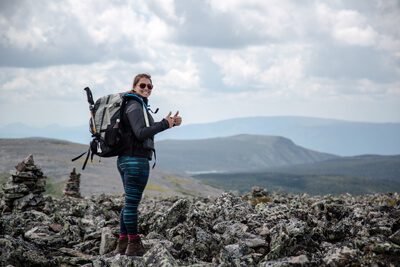 Joyeux randonneur au sommet du mont Jacques-Cartier dans le parc national de la Gaspésie