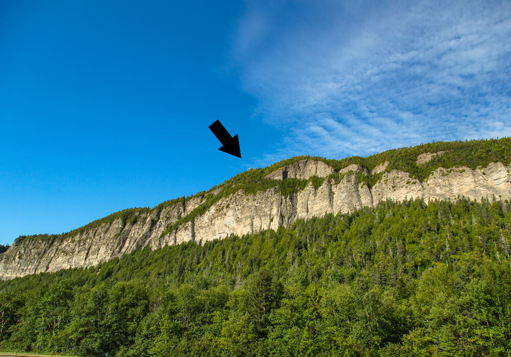 An arrow pointing at the lookout tower on top of Cap-Bon-Ami at the Forillon National Park in Gaspesie, Quebec