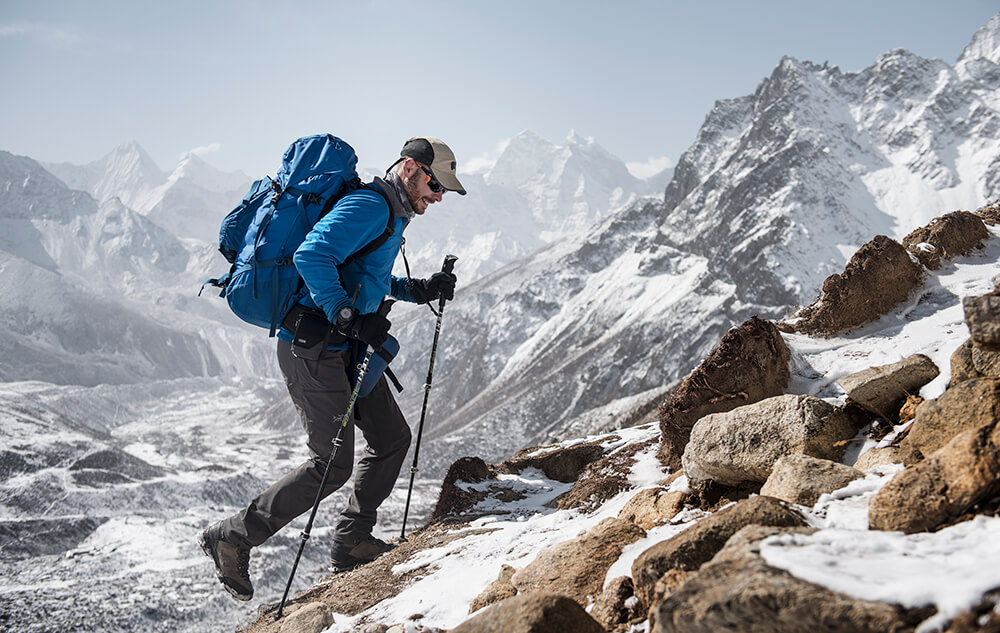 Emmanuel Daigle en randonnée au Népal avec ses bottes de trekking LOWA Camino GTX MID.
