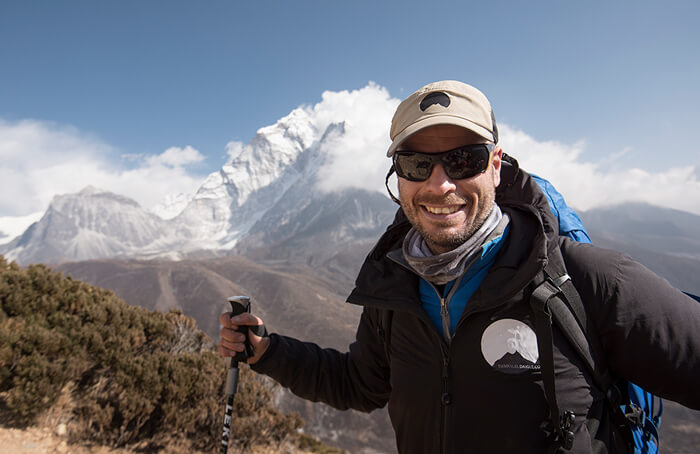 Emmanuel Daigle, guide de randonnée en haute altitude et ambassadeurs LOWA souriant à la caméra lors d'une expédition dans l'Himalaya.