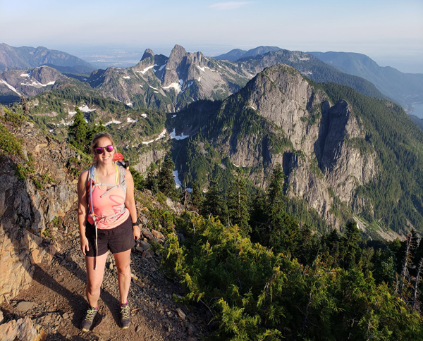 Kristine, créatrice de Hikes Near Vancouver, en randonnée en Colombie-Britannique avec ses chaussures de randonnée LOWA Renegade LO.