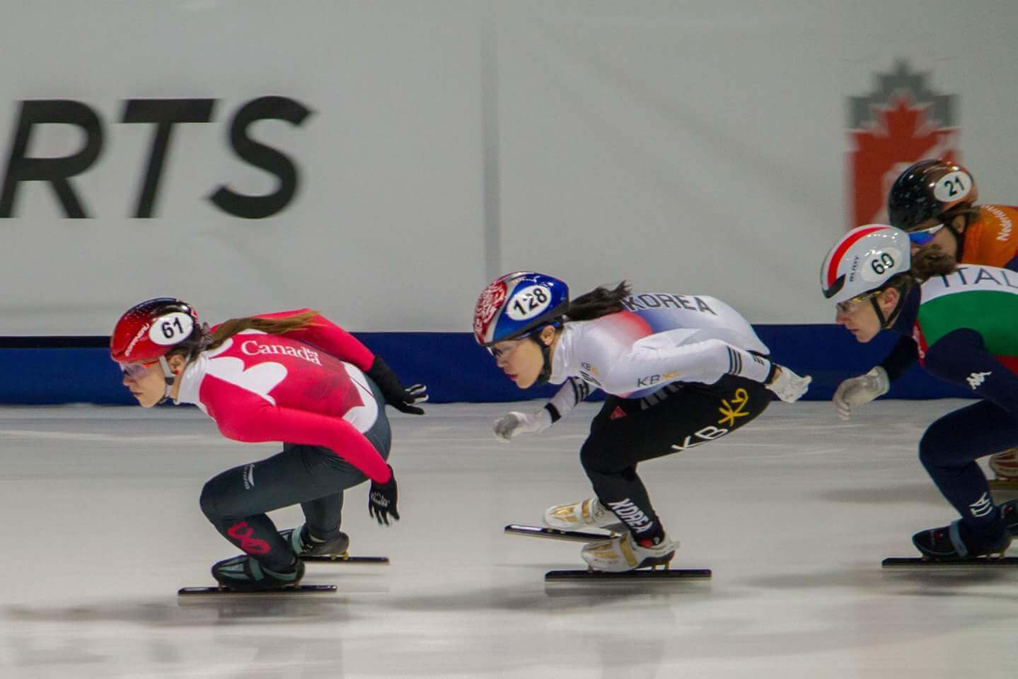 Kasandra Bradette en pleine course lors d'une compétition de patinage de vitesse