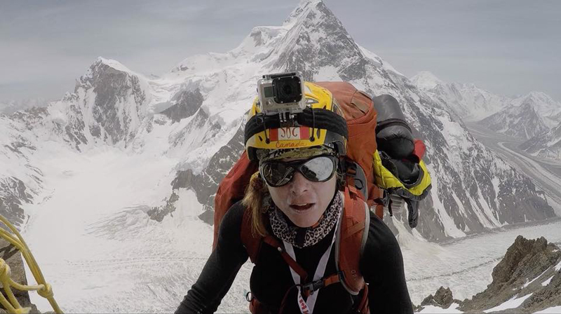 L'alpiniste Monique Richard entrain de grimper le k2