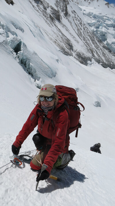 L'alpiniste québecoise Monique Richard grimpant avec ses bottes alpines LOWA